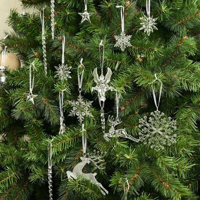 Transparente Weihnachtsbaumkugeln: Eiszapfen, Schneeflocken und Hirschanhänger