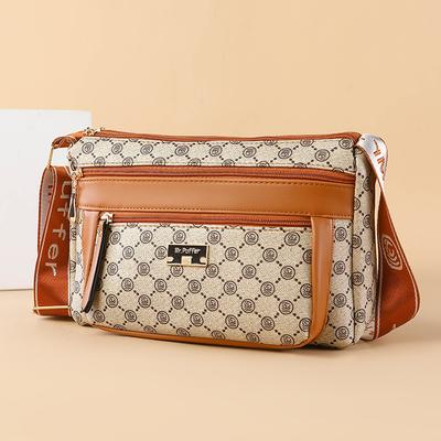 Crossbody taška s širokým popruhem pro ženy, Módní trend. Je to taška přes jedno rameno pro matky středního věku a starší
