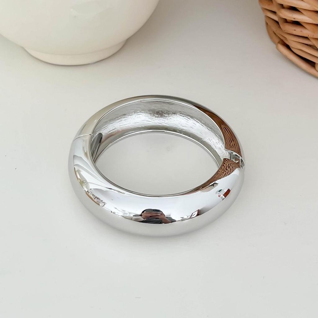 Interlocking Ring Open Bangle - European & American Light Luxury Design for Women