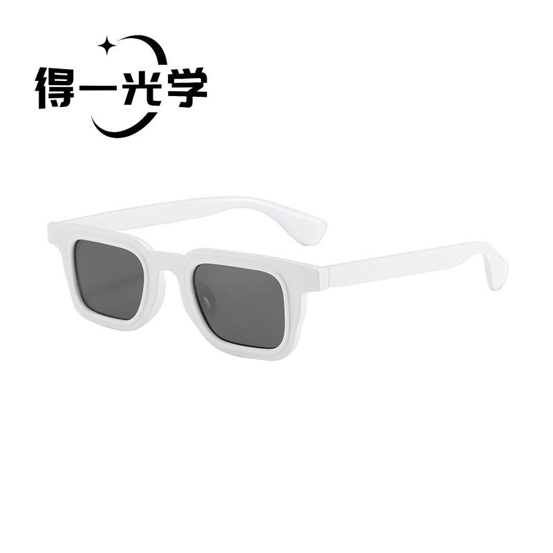 New retro fashion small square sunglasses, European and American trend flat glasses, new ins wind shading sunglasses