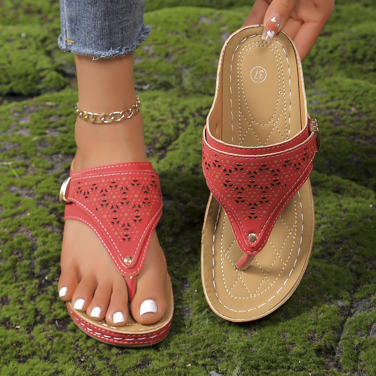 

2024 ущипнуть ногу прохладные тапочки женские летние новые европейские и американские импортные товары большой размер полые металлические толстые подошвы наклонный каблук прохладно скользят 36 красный