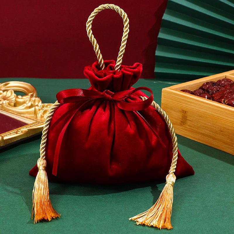 

Шелковый подарочный мешочек для конфет на свадьбу с завязкой 16x17 cm