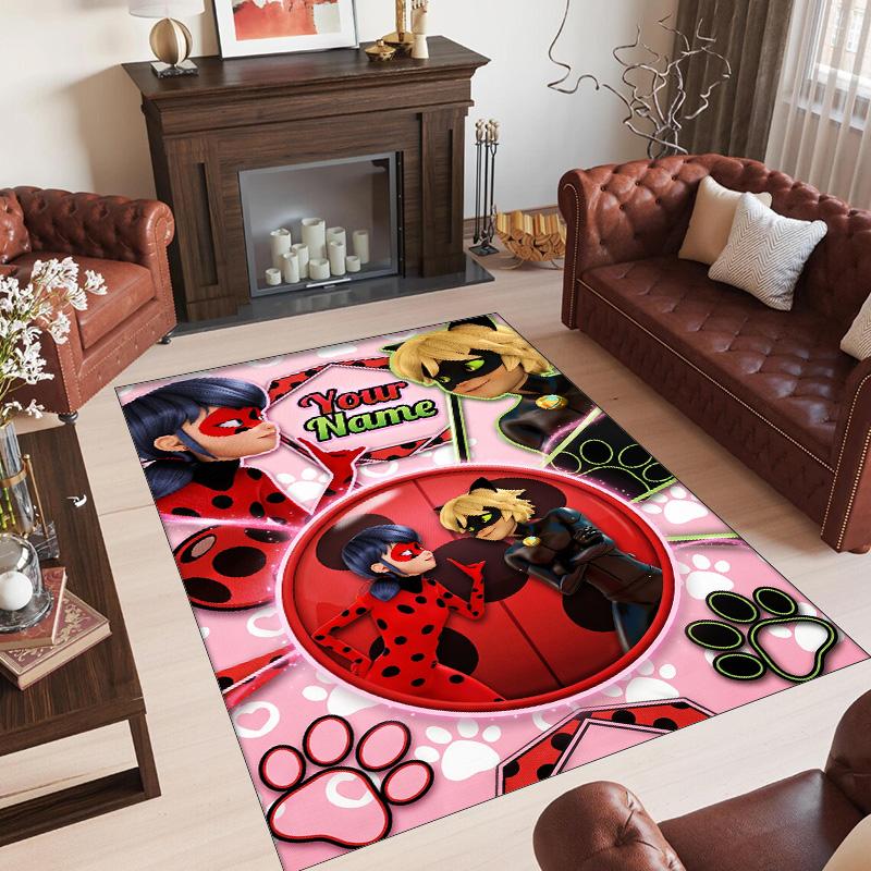 Tappeto in Cristallo di Velluto Personalizzato con Nome e Testo, Tappeto Antiscivolo Miraculous Ladybug per Decorazione Domestica