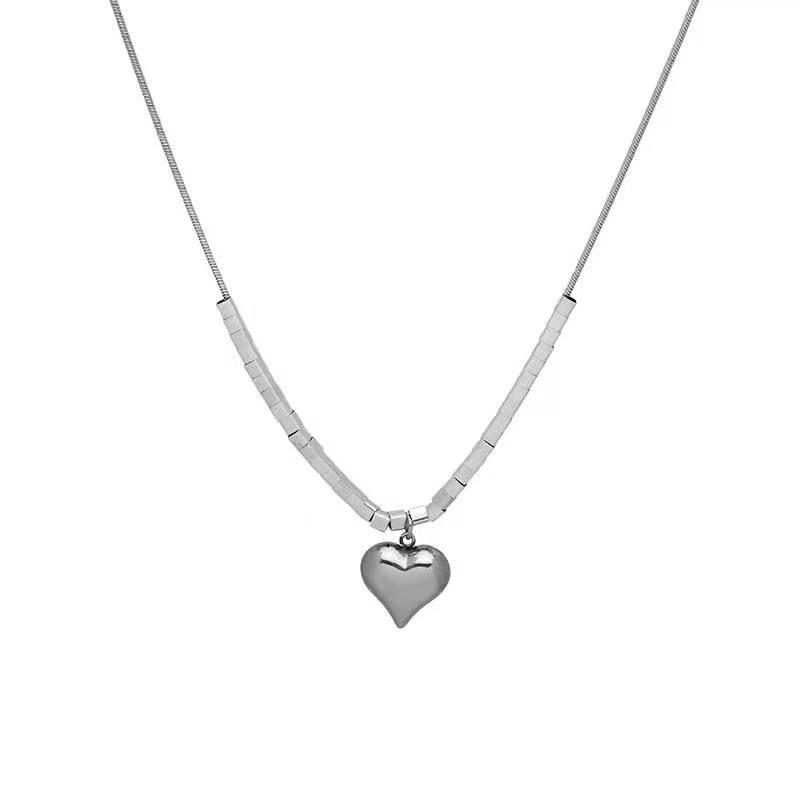 

Cold wind three-dimensional love square necklace women s ins niche design versatile sweatshirt chain titanium steel non-fading accessories