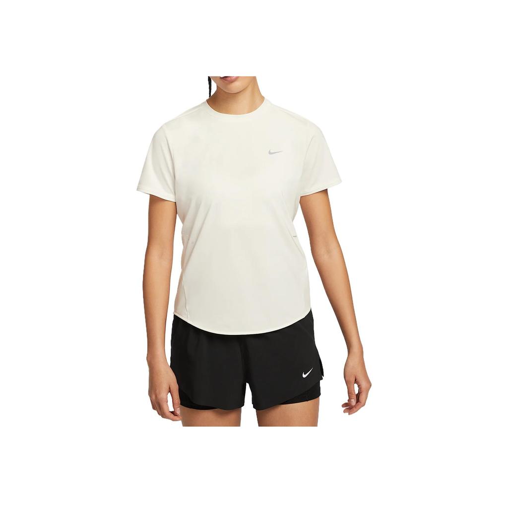Nike Swoosh Rundhals Schnelltrocknend Lässig Kurzarm Reguläres T-Shirt Damen Oberteile Silber HM9699133