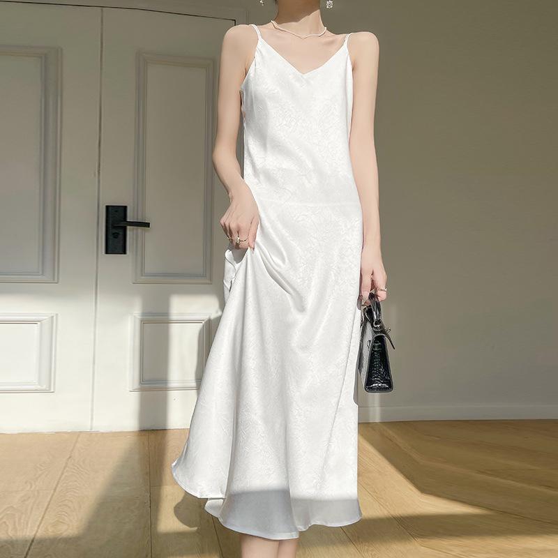 

Французский шик летнее женское атласное платье на бретелях-спагетти M