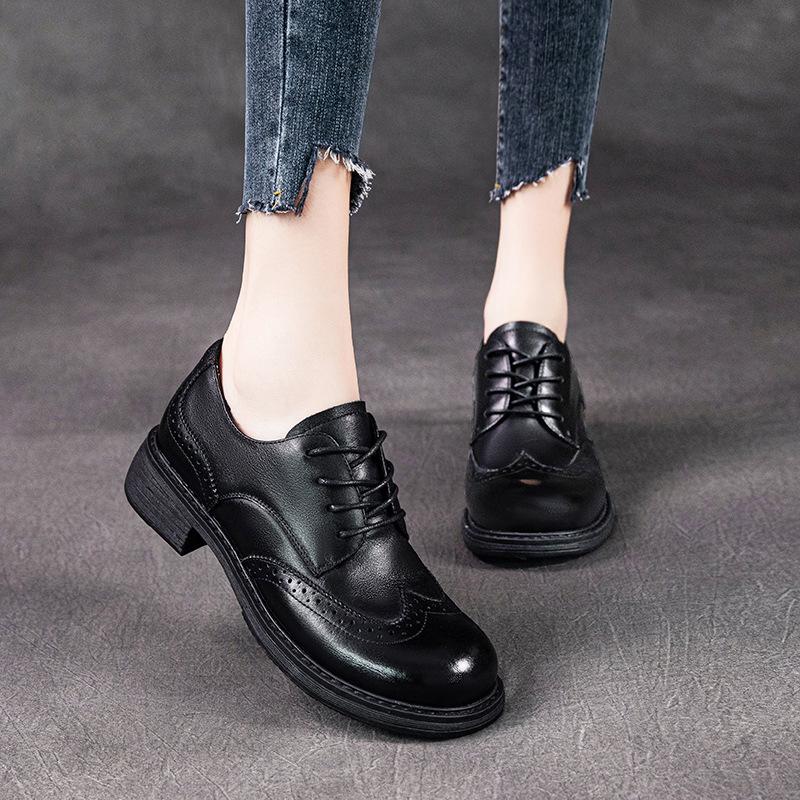 Det första lagret av mockasiner i koskinn för damer 2025 vår och höst nya brittisk stil Brock retro pendlingsskor i läder små läderskor för damer