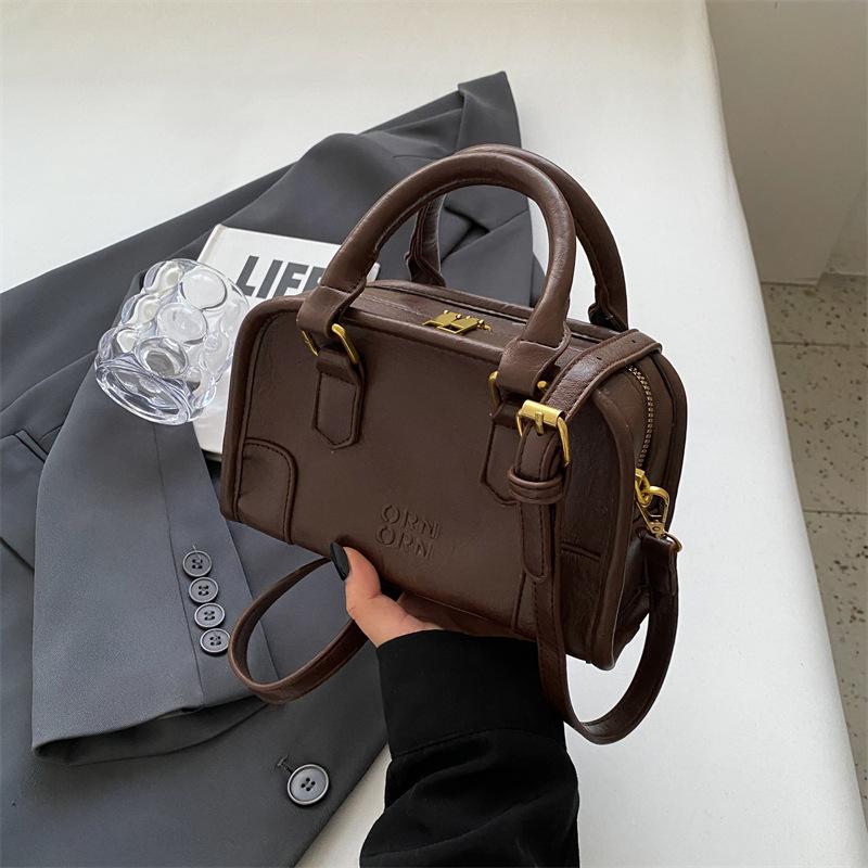 Retro Fashion Pleated Portable Small Bag Women's 2025 New Spring and Summer Commuting Versatile Baseball Bag Niche Messenger Bag