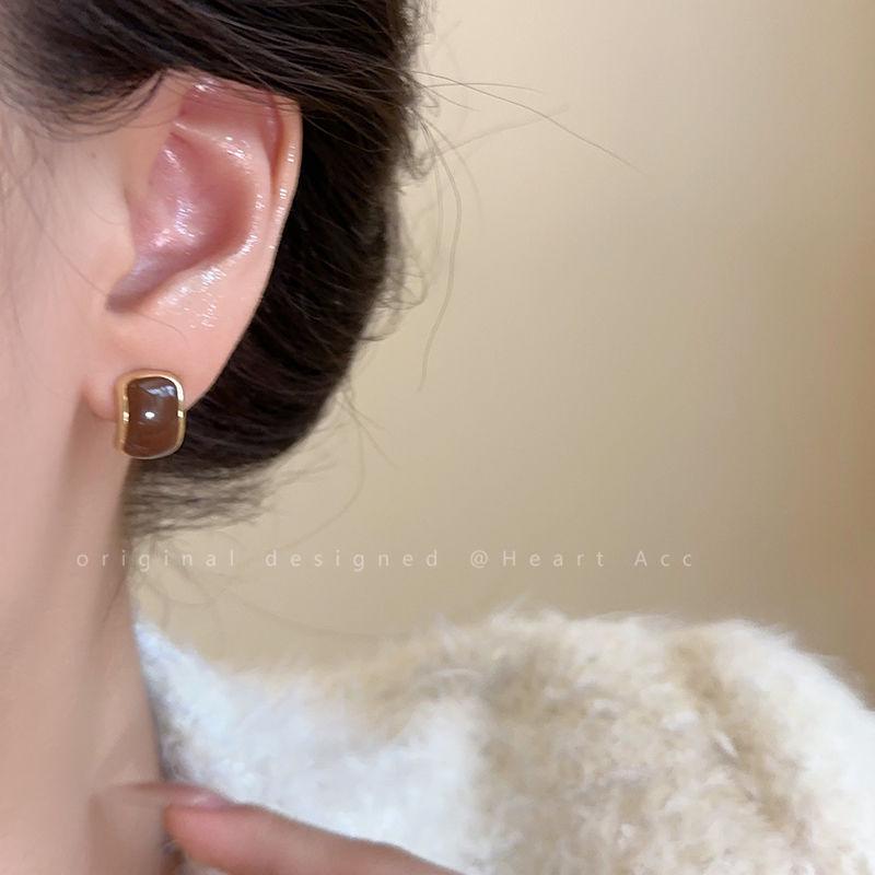 Autumn/Winter Myriad Series Retro Coffee Light Luxury Stud Earrings - Versatile Women's Style.