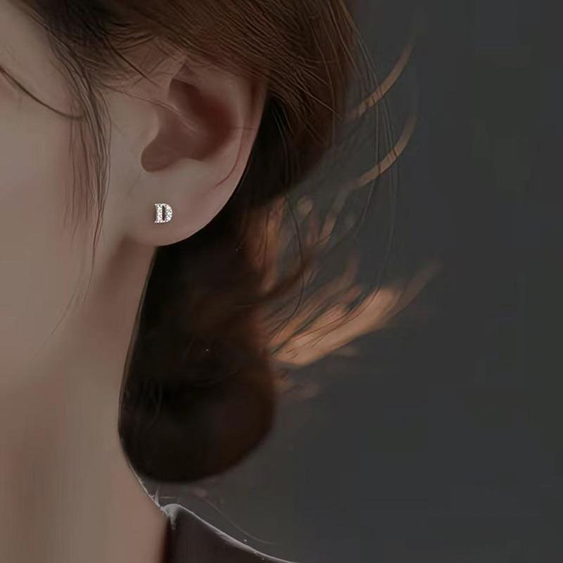 Raising Ear Holes, Small Stud Earrings for Women, Simple, Sweet, Small and Fresh Earrings, Niche Design, Versatile Earrings