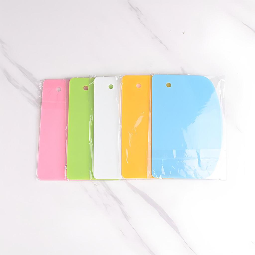 Verdickter halbkreisförmiger PP-Kunststoff-Backschaber mit Loch zum Schneiden von Kuchen, Reisnudeln und Teig