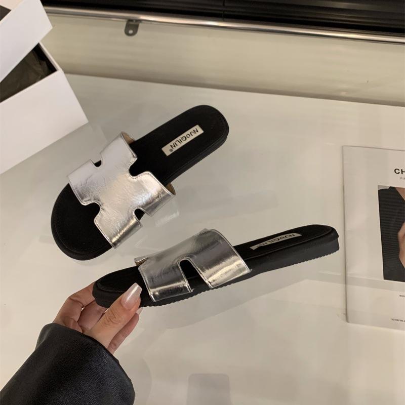 Flat-bottomed French small cool slippers women's shoes fashion outer wear 2025 new summer skirt seaside beach sandals