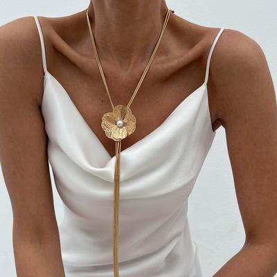 Design Sense Three-Dimensional Flower Pearl Necklace, Personalized Metal Chain Long Fringed Collarbone Necklace