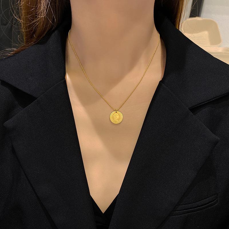 Niche French avatar pendant female, baroque titanium steel non-fading necklace personalized collarbone chain