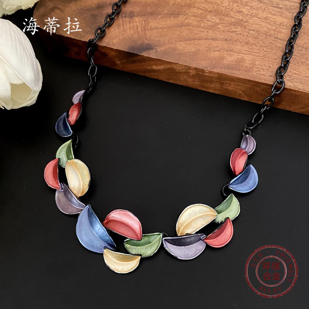 Nouveau collier coloré irrégulier pétale de lune, peinture à l'huile colorée croissant fleur à la mode chaîne de cou pour femmes