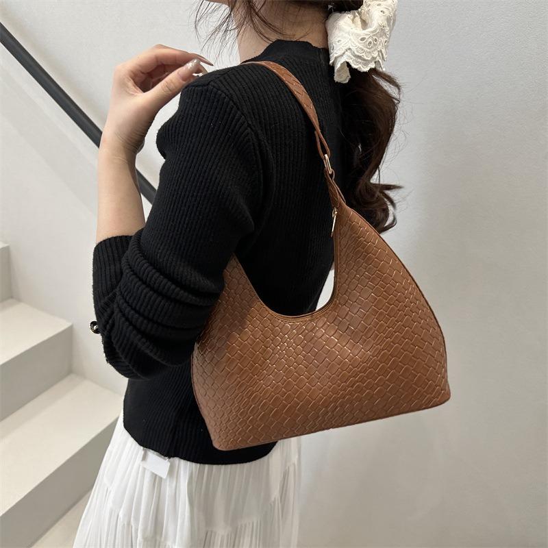 Summer new retro simple casual versatile high texture temperament atmospheric portable shoulder underarm bag women