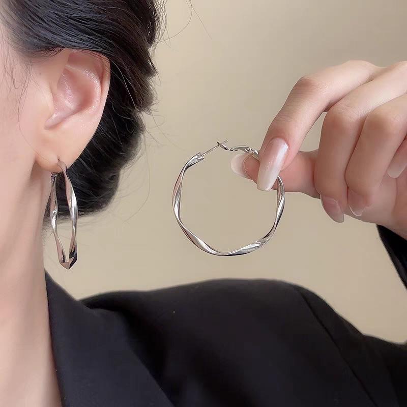 Women's Luxury Textured Metal Hoop Earrings - Versatile Niche Design