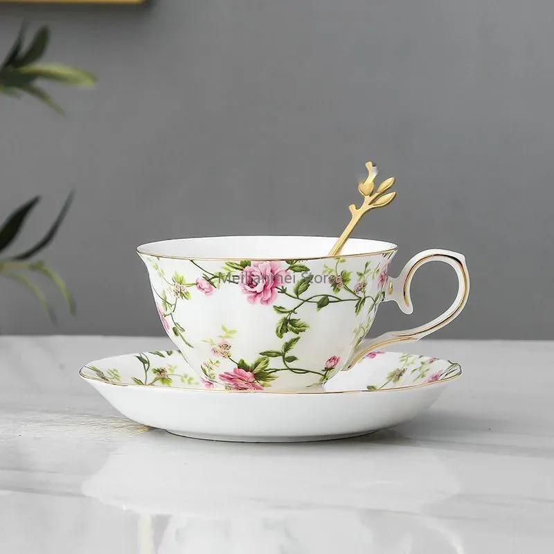 Ceramic Coffee Cup Saucer Spoon Set Flower Tea Cups Set European Porcelain Mug and Saucer for Coffee Cups Mugs Coffeeware Gift