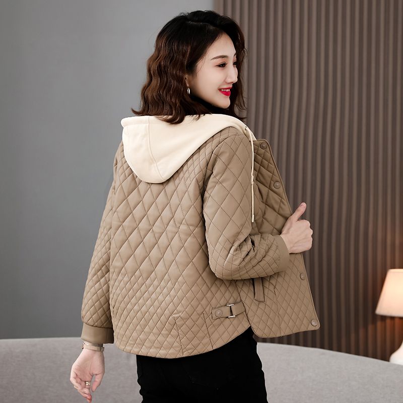 Krátká prošívaná bavlněná bunda s kapucí a šik designem pro ženy