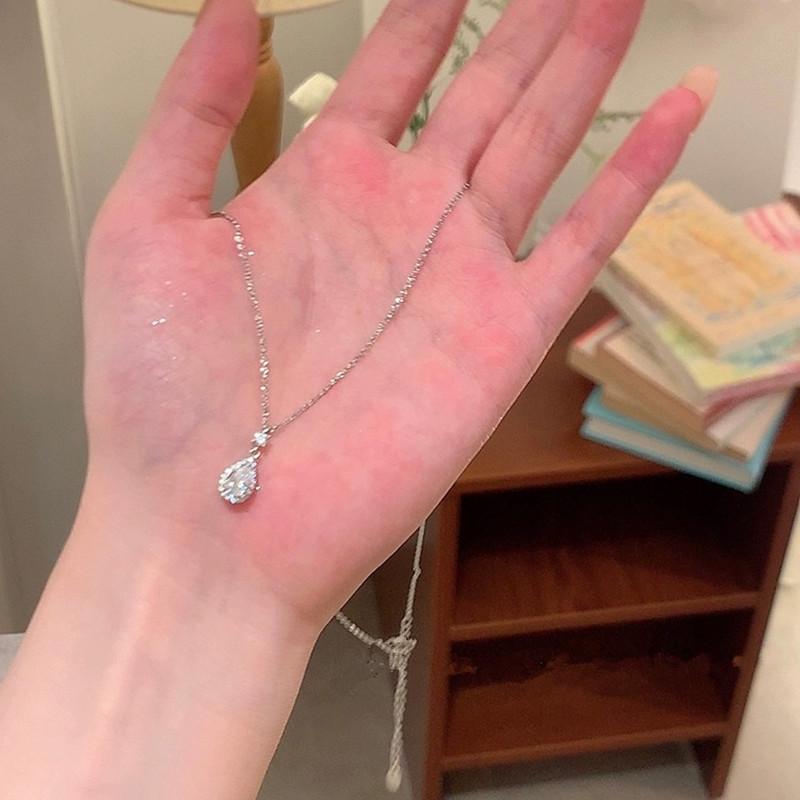 Elegant Water Drop Pendant Necklace - 2023 Women s Lightweight Luxury Clavicle Chain with Simple, High-End Design
