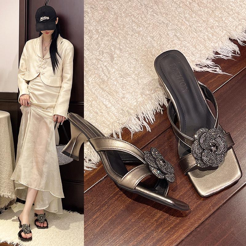 2025 summer Korean version of the new versatile niche Internet celebrities with the same square head fashion casual rhinestone flower open toe sandals