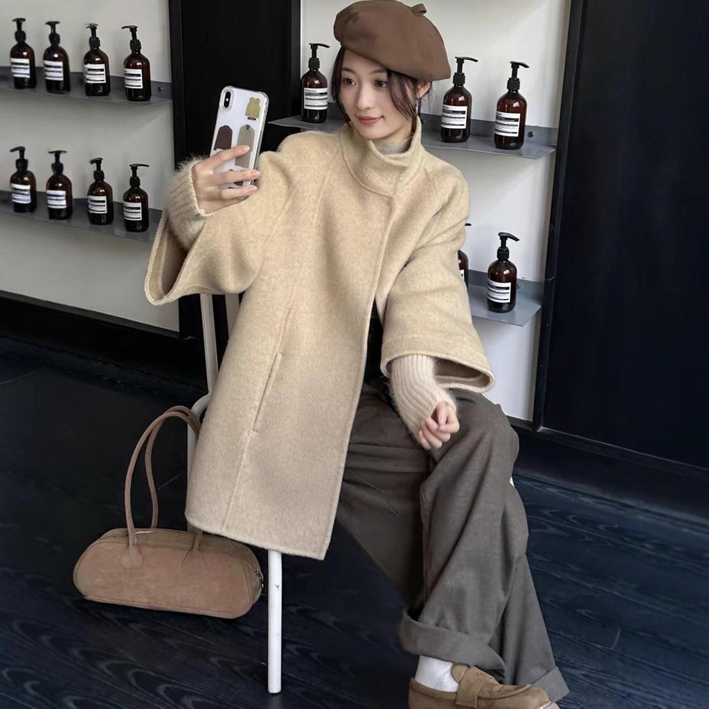 Women's Luxury Alpaca Wool Coat: 2025 Autumn/Winter Collection, Loose Fit with Knit Sleeve Details.
