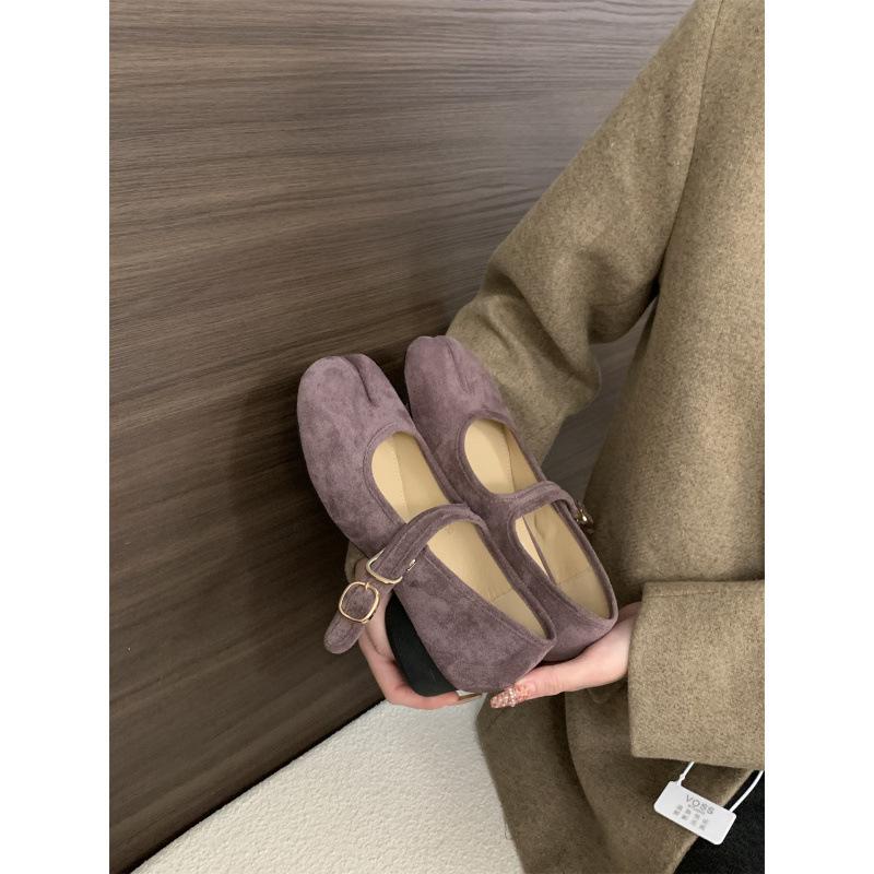 

Flat-bottomed gentle evening shoes French single shoes women s summer 2025 new soft-soled pig s trotters split-toed shoes Mary Jane ladyshoes 39 фиолетовый