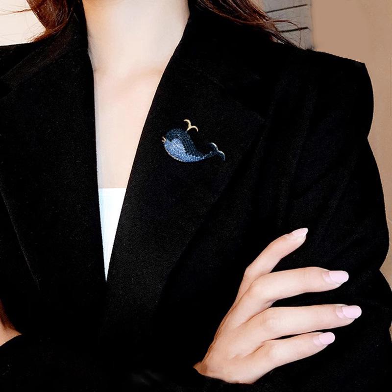 Spilla carina a forma di balena blu, design femminile, spilla di nicchia, spilla di animali marini di alta qualità, accessori per abiti da temperamento
