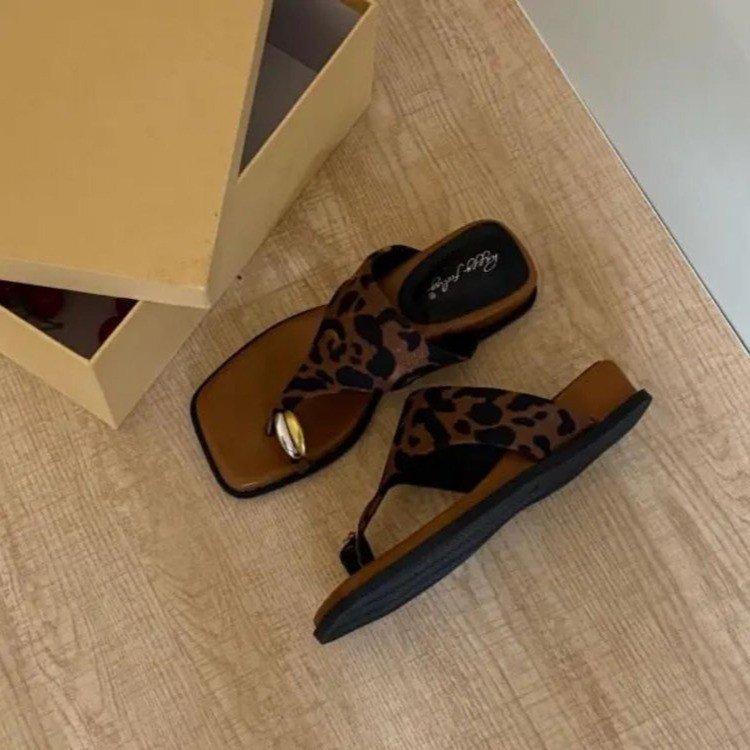 Fashion casual cover toe flat slippers women's summer wear 2025 new seaside vacation beach shoes Roman cool slippers