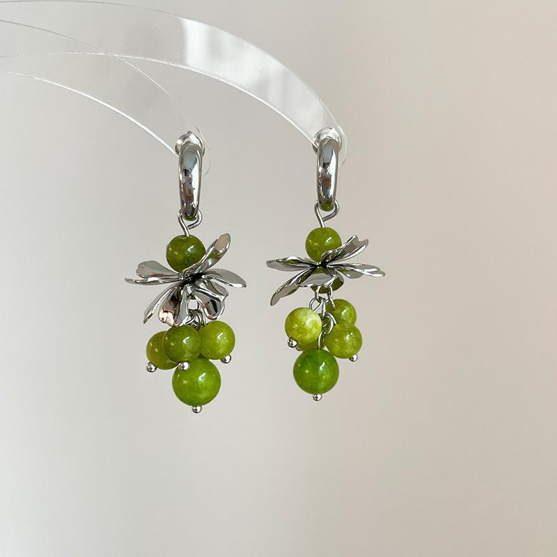 

Silver needle glass grape C-shaped stud earrings summer pastoral small fresh earrings fashionable personalized earrings design sense niche