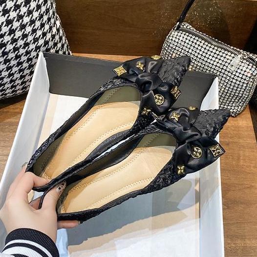 

Shallow mouth ladyshoes soft sole Doudou shoes flat sole design versatile sense super soft European pointed single shoes fashion 40 чорний