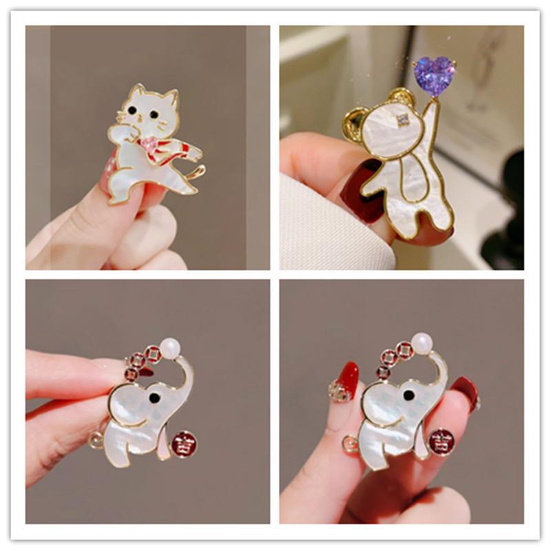 Korean version of love confession bear brooch college style sweater jacket accessories corsage cartoon baby elephant versatile pin