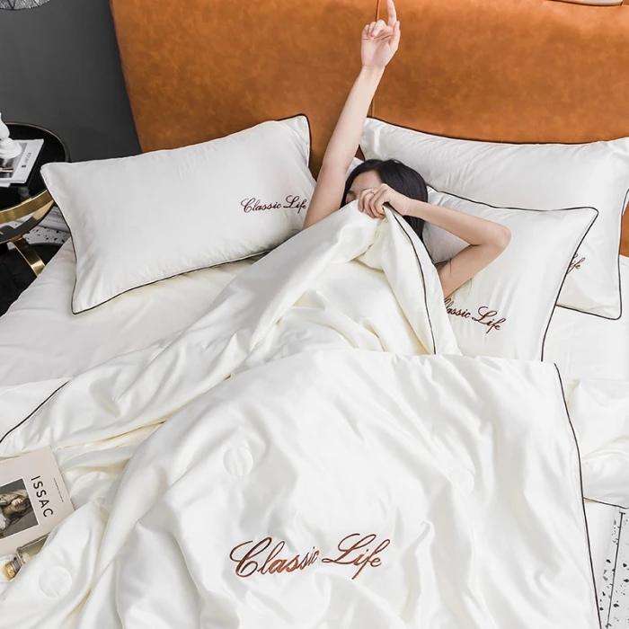 

Летнее одеяло из стираного шелка, 100% шелк, гладкая вышивка, ледяное охлаждающее одеяло для кровати, шелковистое однотонное одеяло, мягкое и прохладное 150x200cm 3PCS Set бежевый