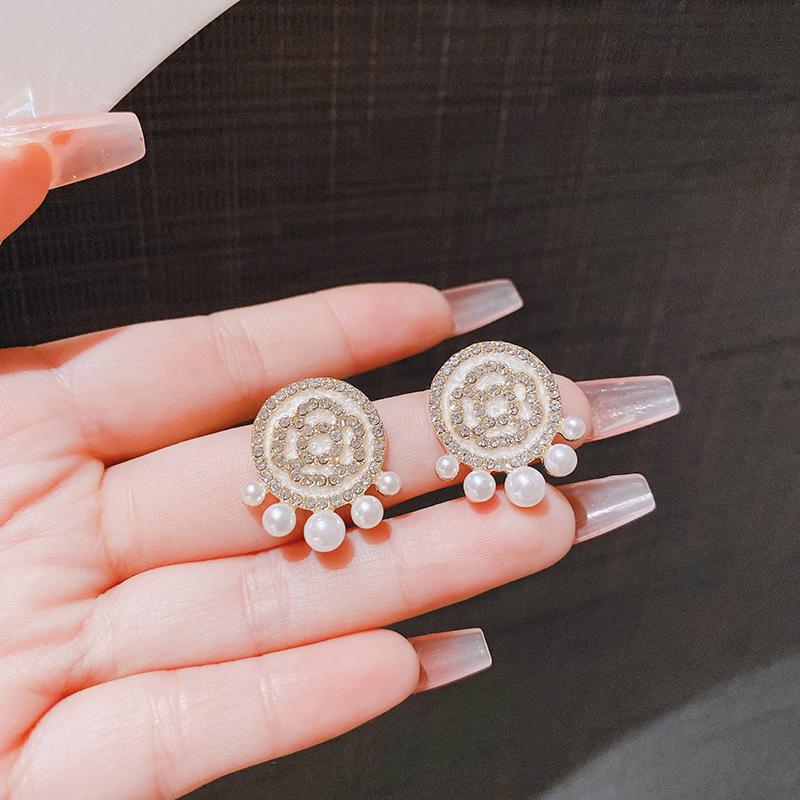 French elegance, high-end pearl super fairy stud earrings, personalized design, niche temperament, versatile and sweet earrings.