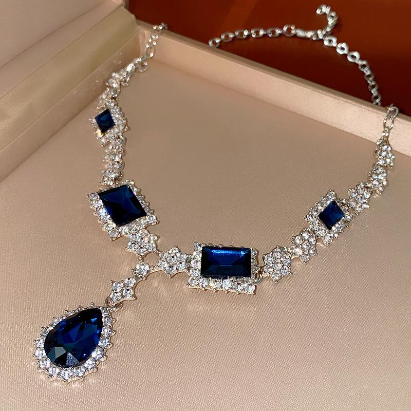 3 Pezzi Bluey Collane con Ciondolo Quadrato Strass a Goccia d'Acqua per Donne Catene per Clavicola Temperamento Elegante Set di Gioielli di Lusso