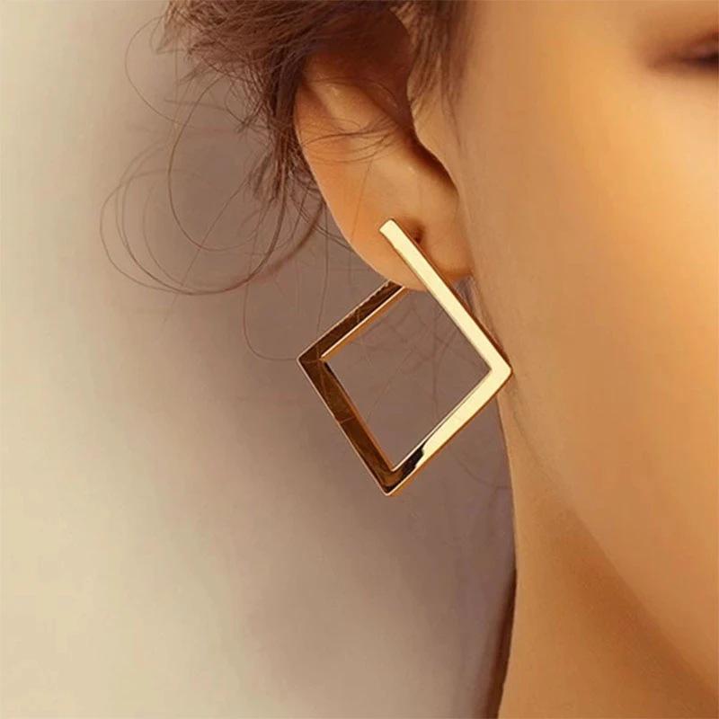 

Minimalist Geometric Diamond-Shaped Earrings: Unique and Versatile