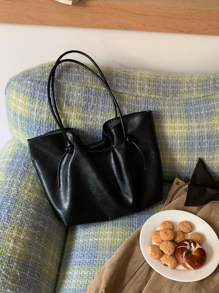 Autumn and winter retro coffee strap tote bag women 2025 simple large capacity commuter shoulder bag fashion handbag