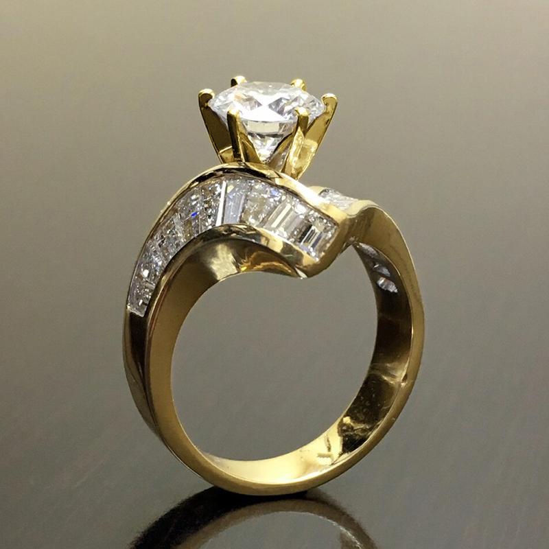 Huitan Anelli da Donna Lusso a Forma di V Colore Oro per Fidanzamento Matrimonio Festa Cristallo Scintillante Zirconia Cubica Nuovi Gioielli Trendy