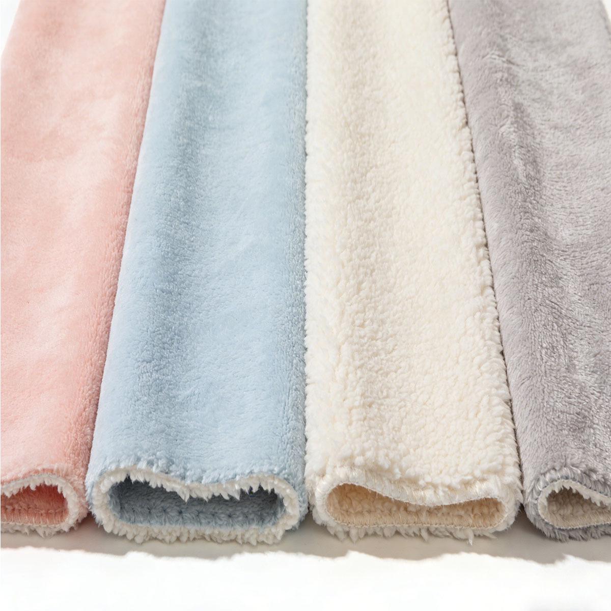 

Набор из износостойкого, не мнется пледа и подушки из кораллового флиса, полностью изготовленный из полиэстера.