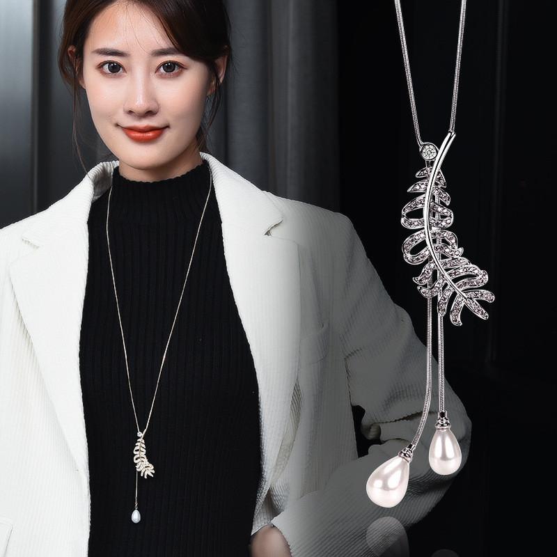 Modische geometrische Titanstahl-Halskette mit einzigartigen Feder- und Perlenakzenten