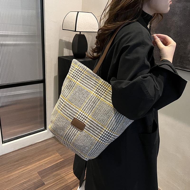 Bag women's 2025 new product contrasting color retro woolen material plaid leopard print tote bag portable shoulder underarm bag tide