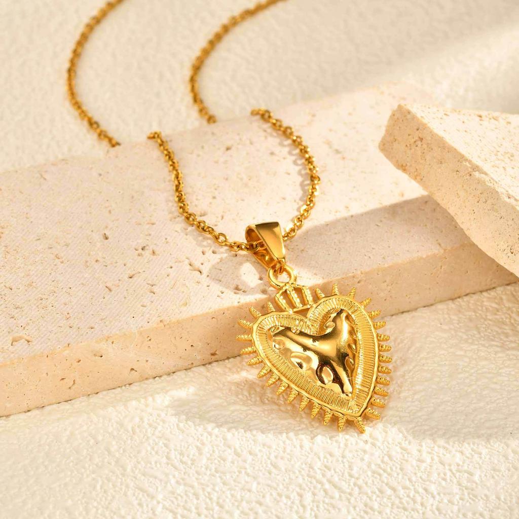 Vintage Gold Stainless Steel Three-Dimensional Relief Design Heart-Shaped Wind Pendant Necklace, Niche Women'S Accessories 2273