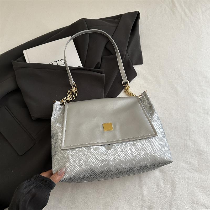 

Internet celebrity fresh casual fashion small square bag women 2025 summer simple commuter shoulder bag Korean version fashion messenger bag серебряный