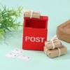 1Ensemble 1:12 Boîte aux lettres miniature de maison de poupée Rouge Boîte aux lettres avec sac postal Carte postale Meuble de porte de jardin féerique Décor de maison Jouet