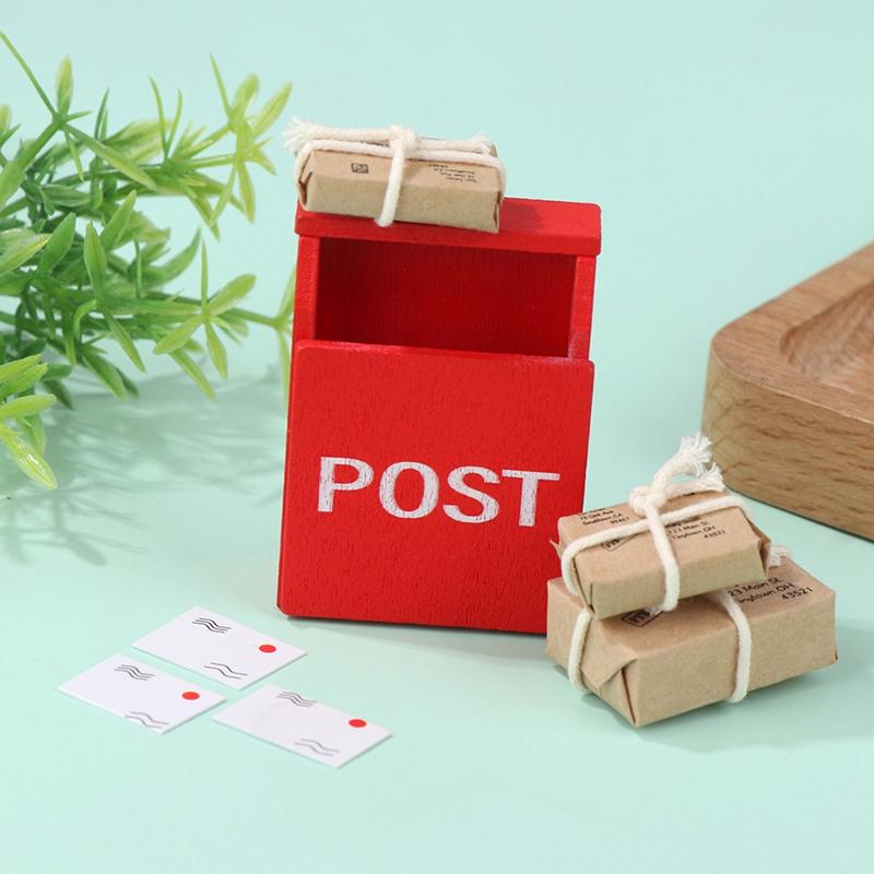 1Ensemble 1:12 Boîte aux lettres miniature de maison de poupée Rouge Boîte aux lettres avec sac postal Carte postale Meuble de porte de jardin féerique Décor de maison Jouet