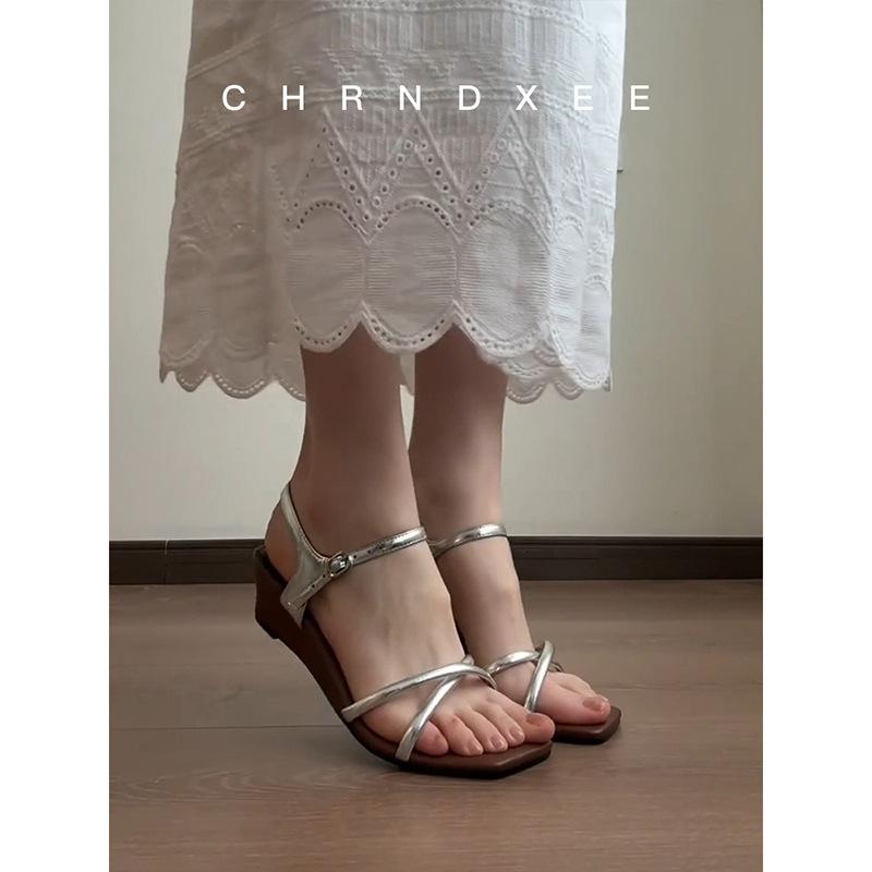 

Qiao Feifei~ Cross-strap matching skirt new versatile one-word with wedge heel open-toed sandals women 35 серебряный