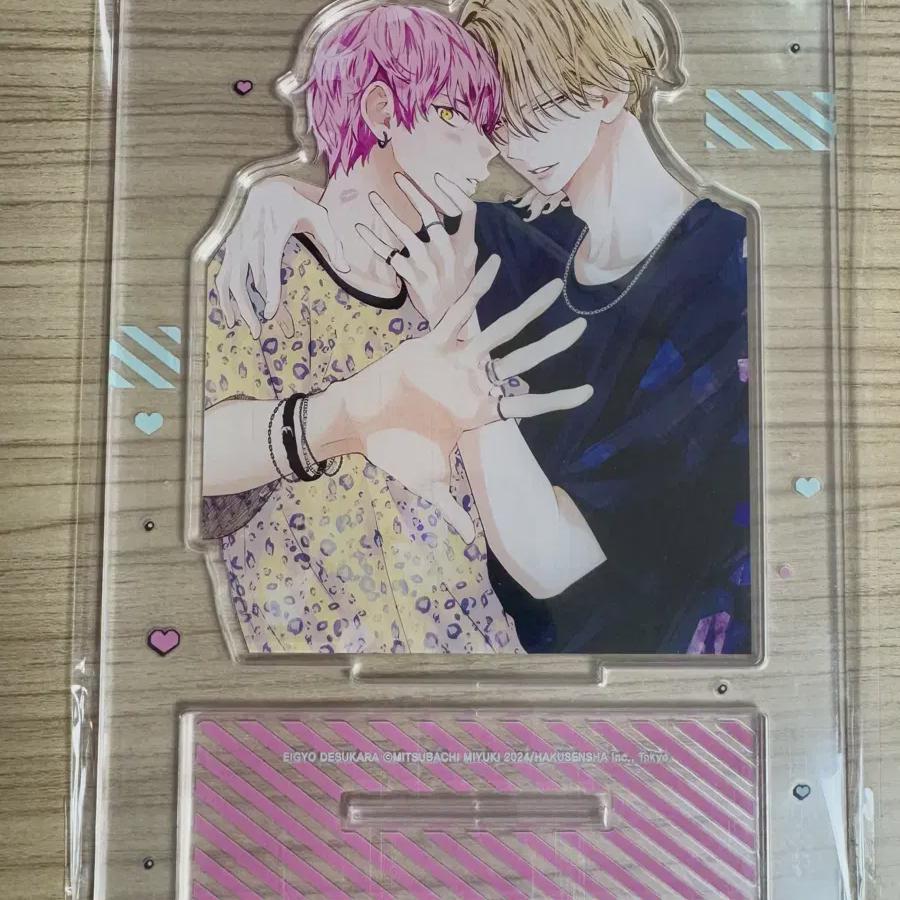 

Поскольку это бизнес, акриловая подставка специального издания запечатана