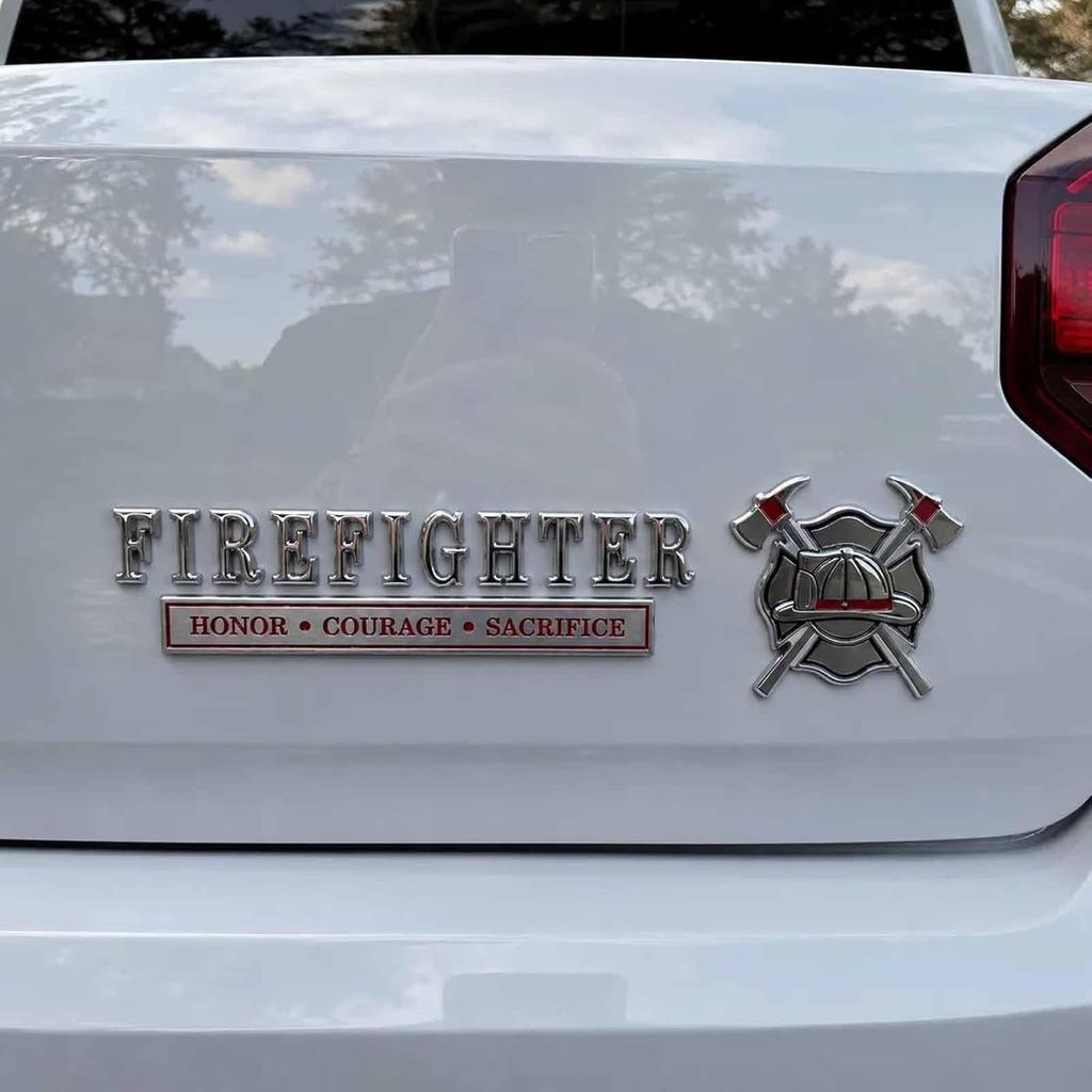 Distintivo Metallico per Auto con Emblema da Pompiere con Design di Elmo e Ascie Incrociate Decalcomania Commemorativa per Veicolo per Omaggio e Riconoscimento ai Vigili del Fuoco