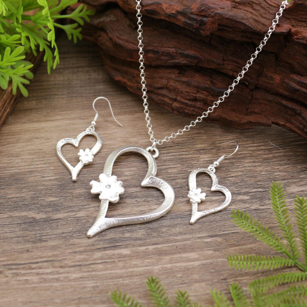 New matte hollow love earrings pendant set, women's simple high-end heart earrings necklace
