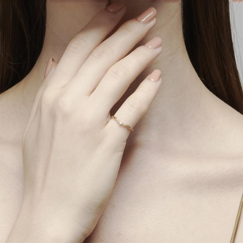 Anel Versátil Japonês em Zircônia em Forma de V: Prata de Lei 925 para um Look de Verão Elegante